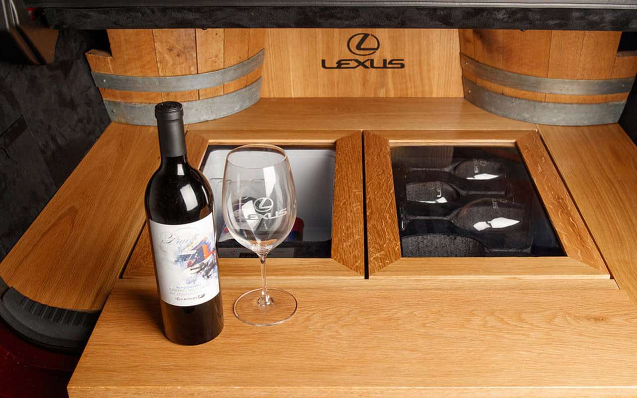 Lexus удивил всех особенным ES, созданным для ценителей вина. Его багажник оснащен холодильником со специальными полками для бутылок, а также держателями для бокалов. Чтобы подчеркнуть винный стиль, салон машины украшают вставки из дуба.