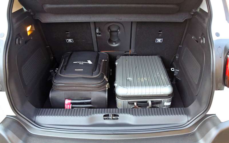 Объем багажника – от 410 до 520 литров, в зависимости от положения задних сидений. Предельная вместимость багажника при сложенном сиденье – 1289 литров.