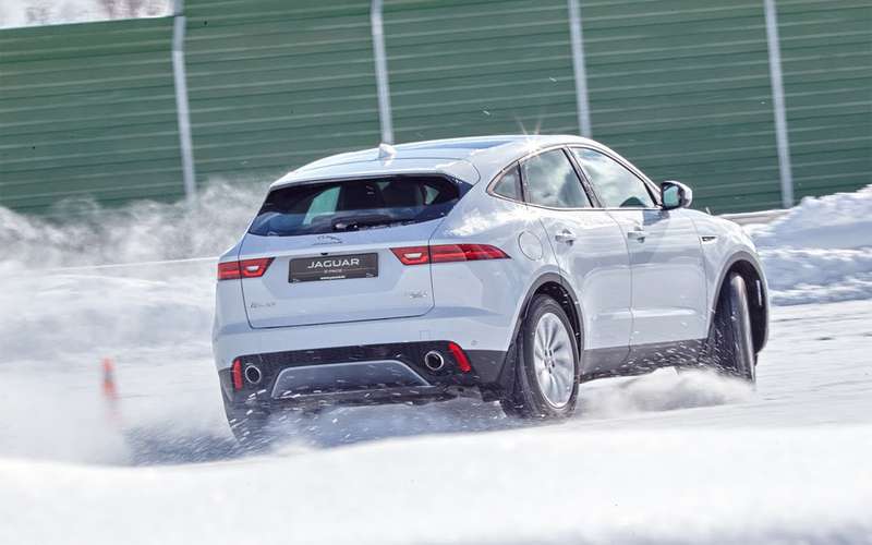 Проводим зиму за рулем Jaguar E-Pace