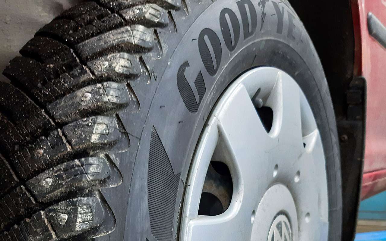 Caddy переобулся в новые «шиповки» Goodyear UltraGrip Ice Arctic размерностью 205/65 R16. Цена за шину – 6200 рублей.