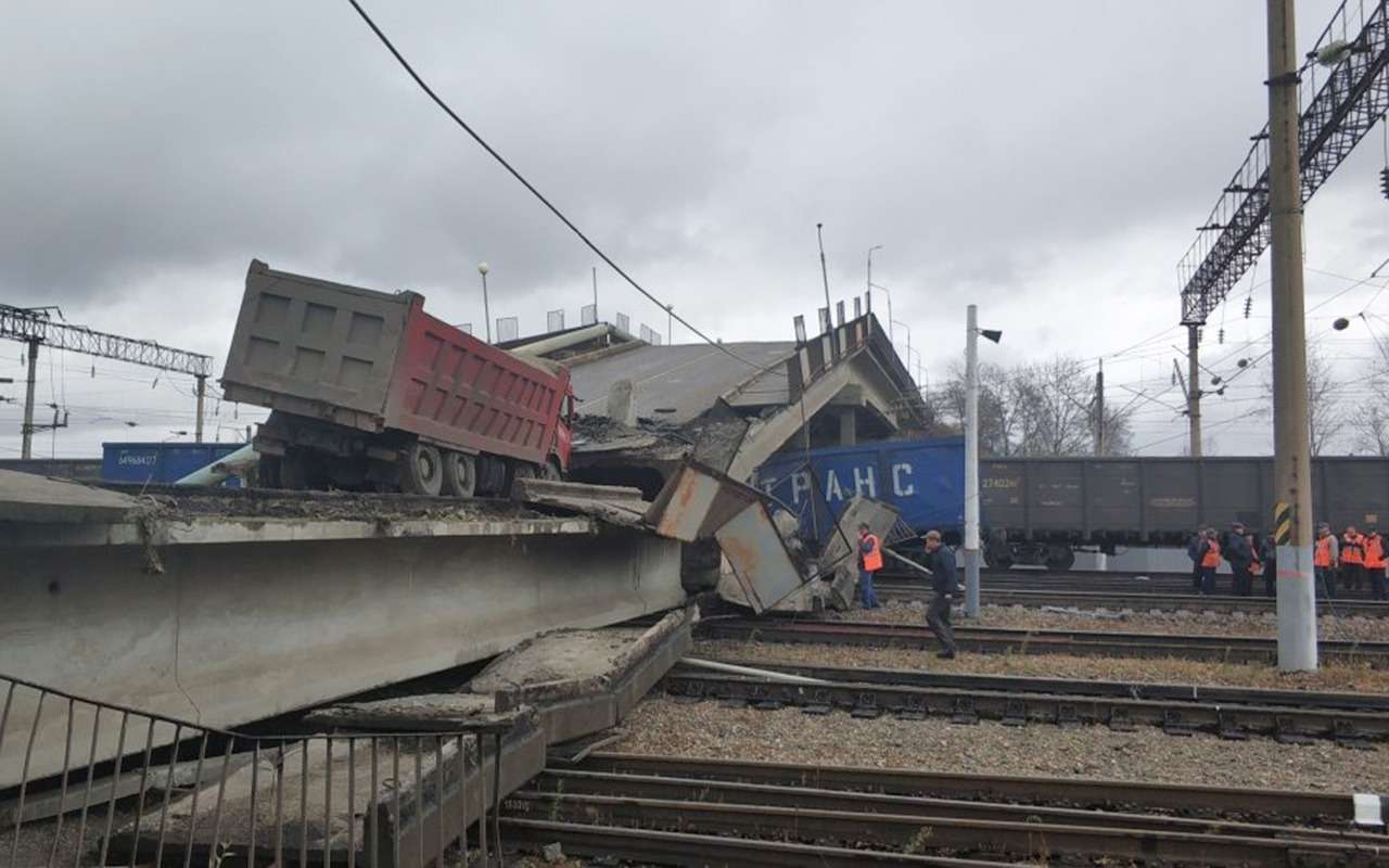 В Приамурье под тяжестью самосвала мост рухнул на железную дорогу — фото 912583