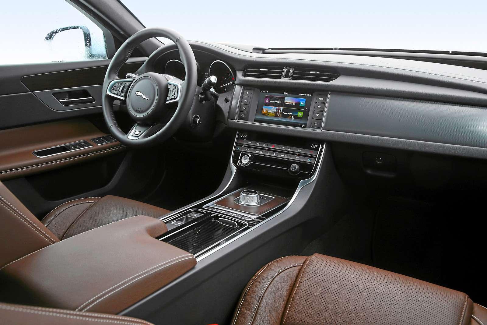 Jaguar XF. Дизайн – в стиле компактного седана Jaguar XE. Но XF просторнее. Интерфейс информационно- развлекательной системы логичнее, чем был у прежнего XF.