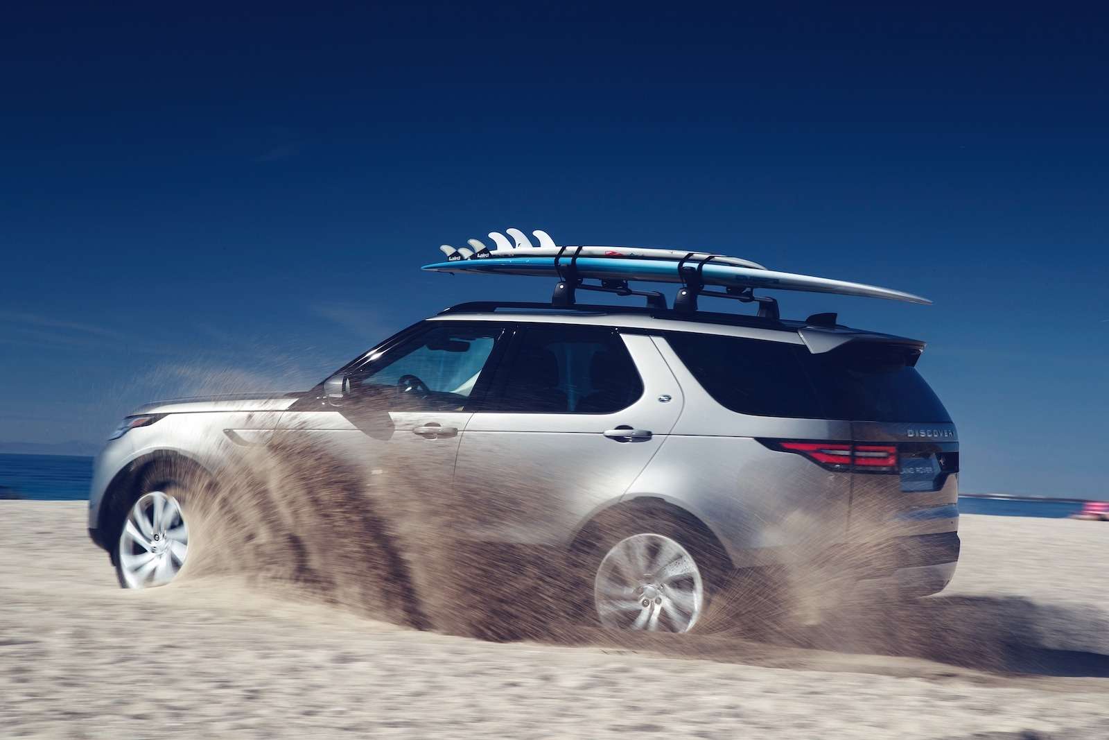 Диско уже не будет прежним: объявлены цены нового Land Rover Discovery — фото 676028