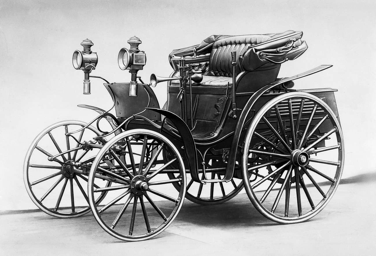 Автомобиль Benz Victoria 1893 года, послуживший прототипом для первого русского автомобиля. Сравним габариты: 3200х1650х1750 мм (Benz Victoria) против 3200х1530х1440 мм («Яковлев и Фрезе») и колесную базу: 1650 мм и 1370 мм соответственно.   