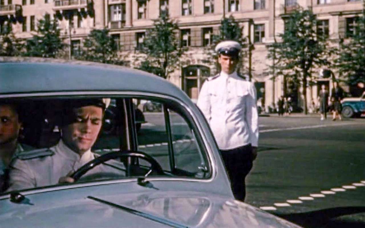 «За витриной универмага», режиссер Самсон Самсонов, 1955 г.