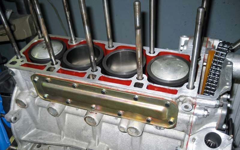 Блок цилиндров двигателя УЗАМ‑412 с установленными «мокрыми» гильзами. Некоторые мотористы называют такую конструкцию словом «дартон» – по названию одной из фирм-производителей гильз.