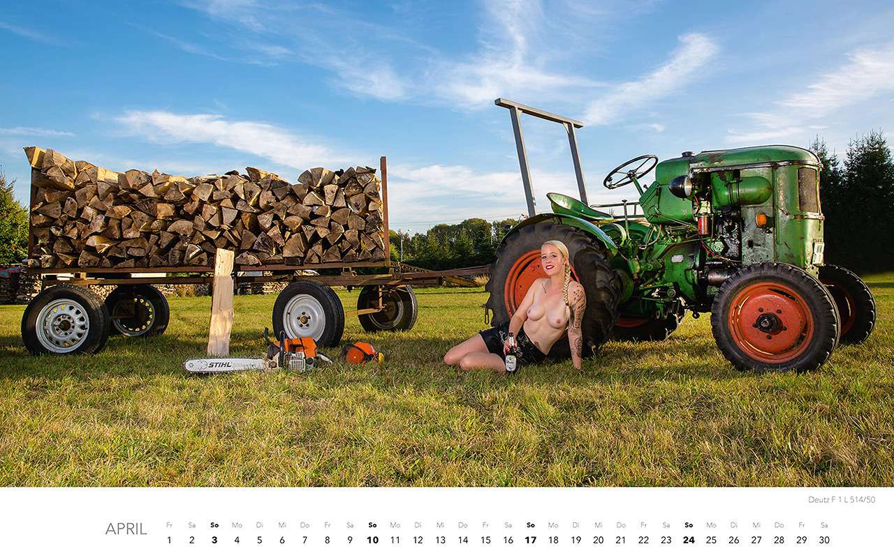 Обнаженные трактористки — эротический календарь на 2022 год — фото 1287648