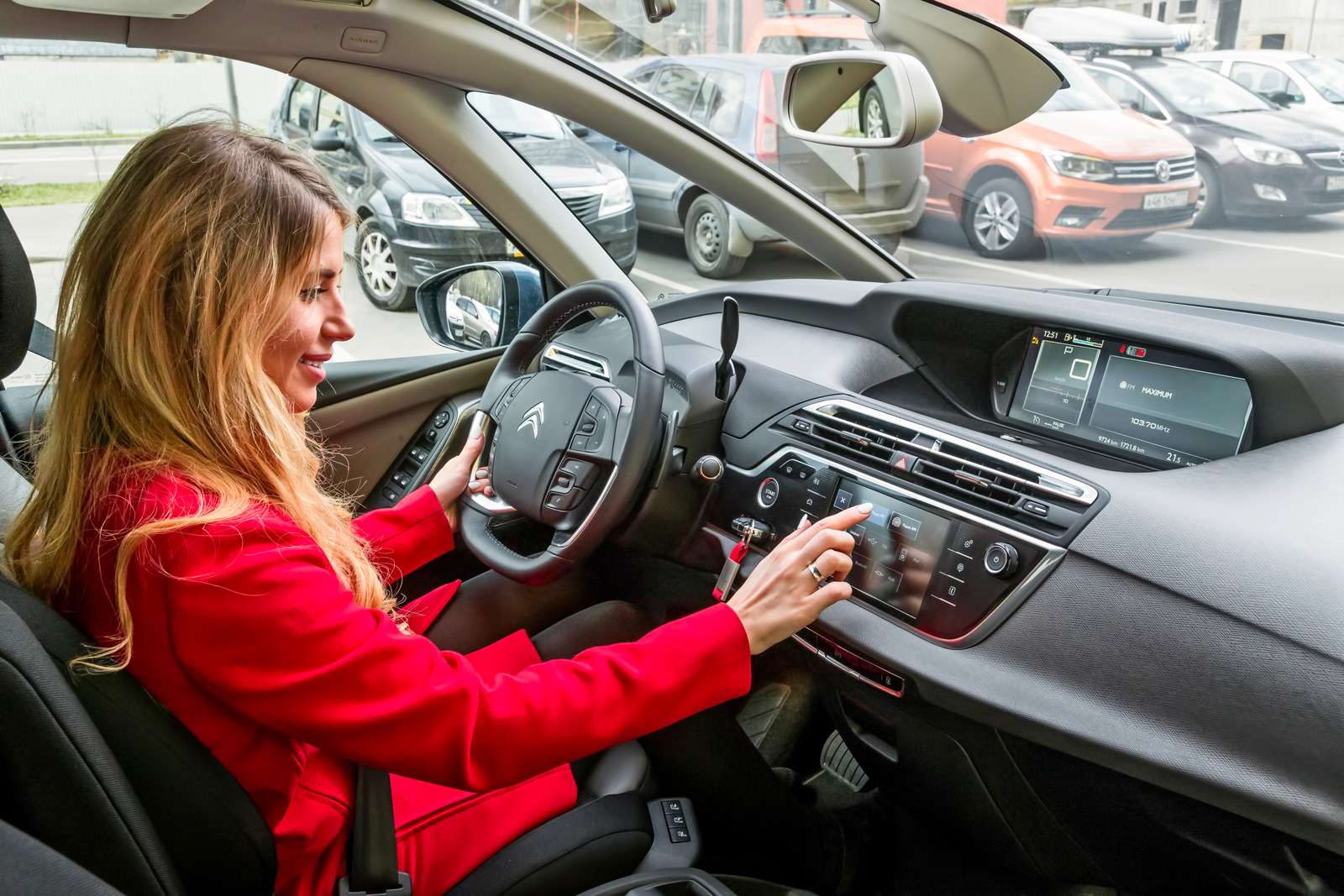 Изящество или практичность? Citroen Grand C4 Picasso против VW Caddy Maxi — фото 599128