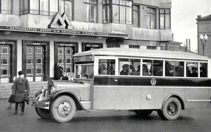 Предшественник ЗИС‑16 – автобус ЗИС‑8, с передком, полностью повторяющим ЗИС‑5, а по сути – американский образец конца 1920‑х – ­смотрелся, конечно, куда архаичней.