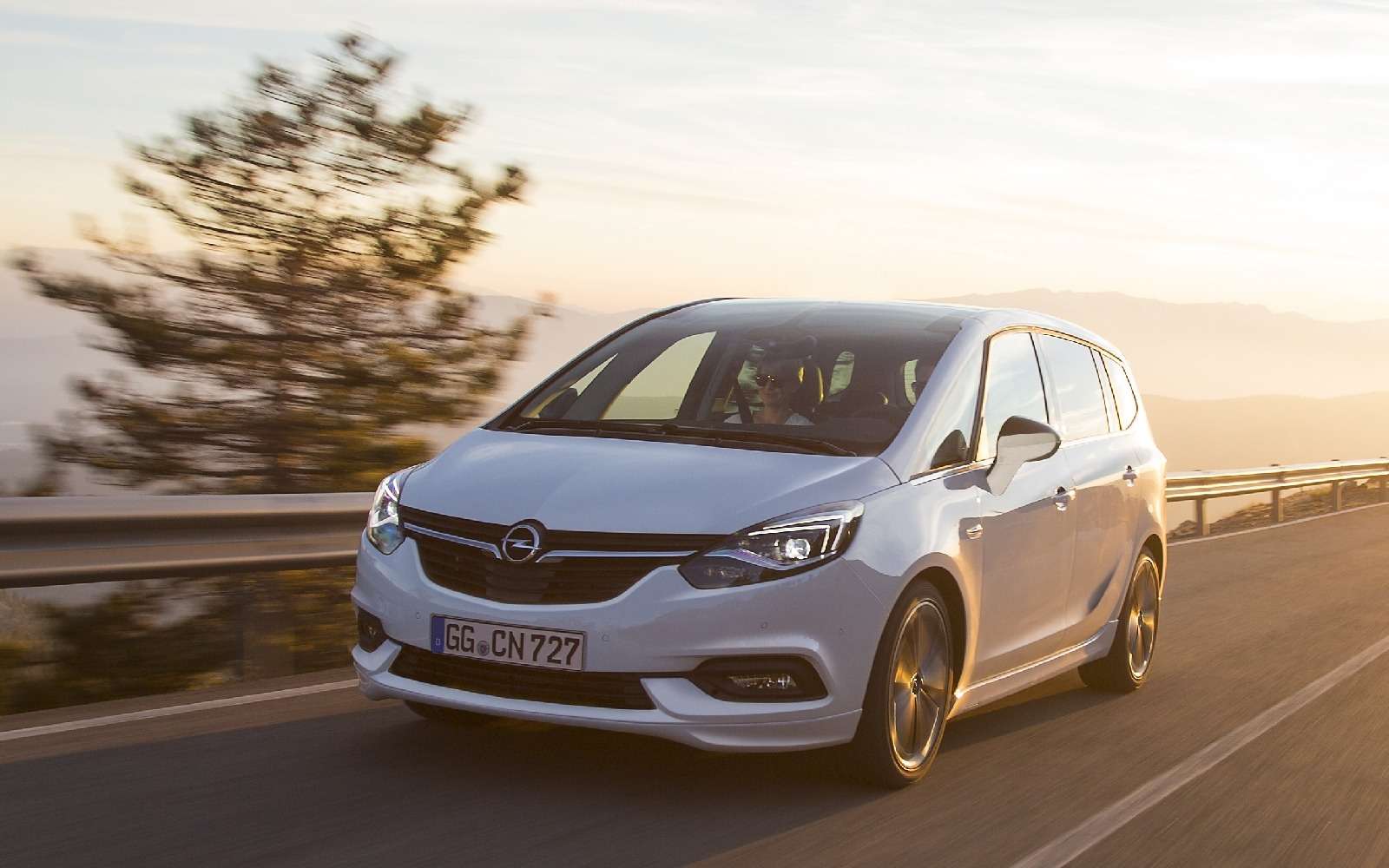 Обновленный компактвэн Opel Zafira представлен официально — фото 593689